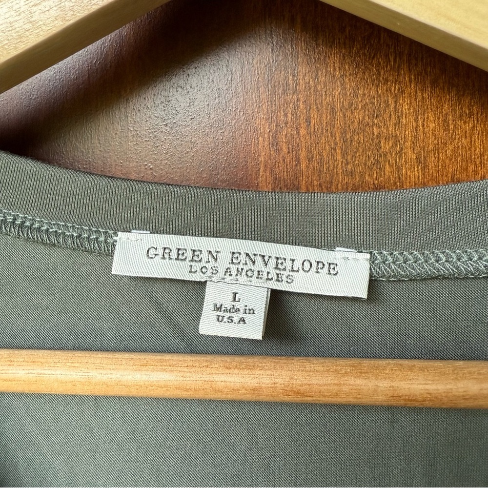 Women’s Green Envelope Green V-neck Short Sleeve Shirt Size Large - Picture 4 of 8